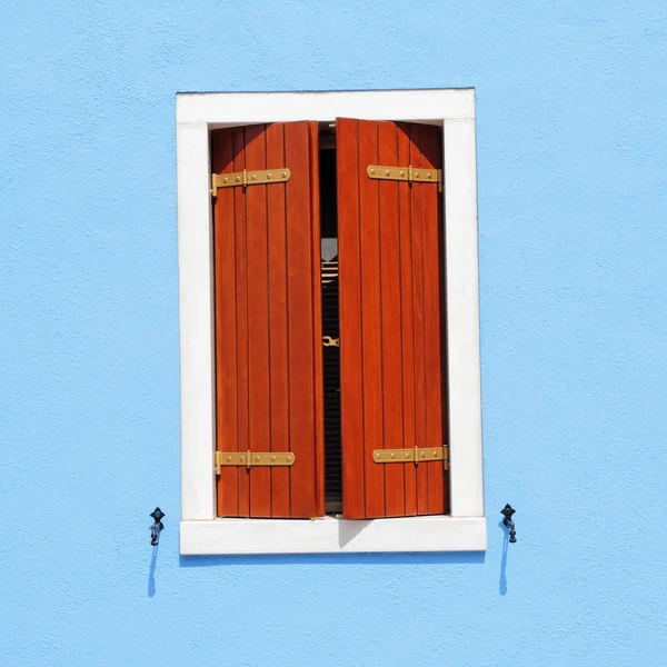 Fönster med fönsterluckor på glänt — Stockfoto
