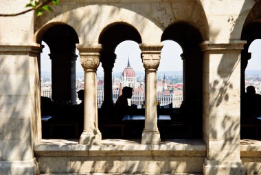 Aşağıda arcades Parlamentosu, Budapeşte Manzaralı Restoran