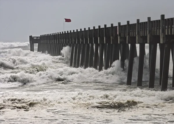 Orkaan beweegt onshore op florida pier — Stockfoto