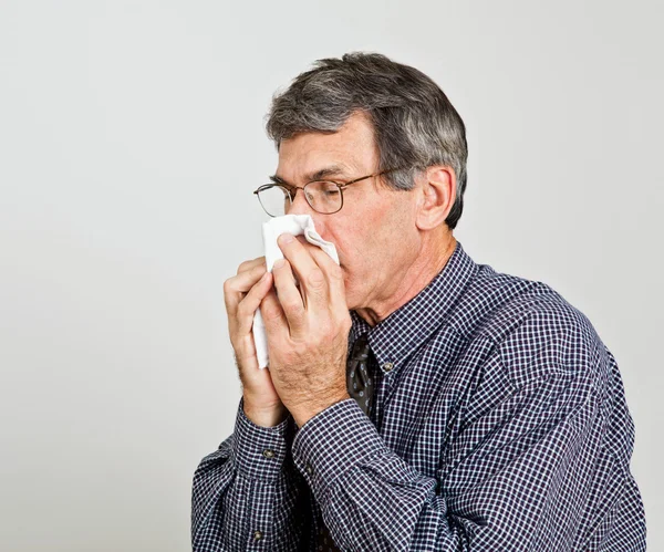 Homem espirrando ou soprando o nariz — Fotografia de Stock