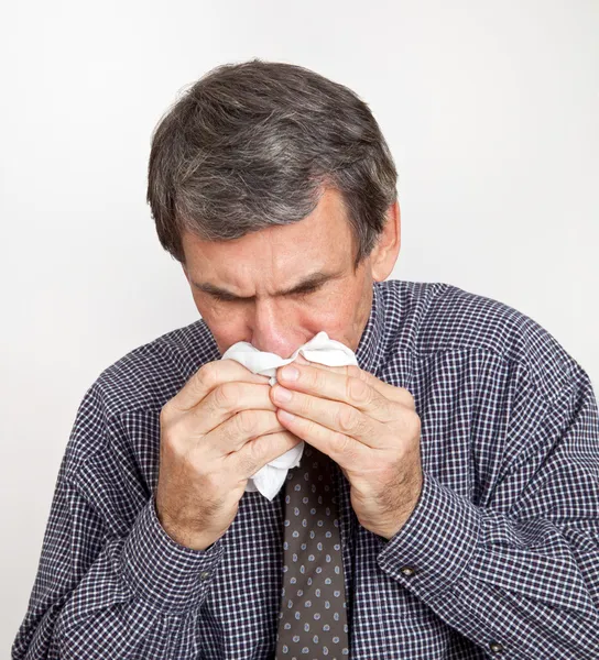 Homem com sangramento nasal ou nariz de limpeza a frio — Fotografia de Stock