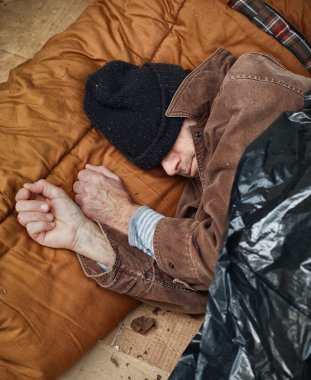 sokakta uyuyan evsiz bir adam