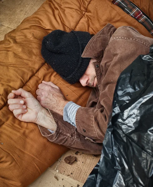 ホームレスの男性は、通りで眠っています。 — ストック写真