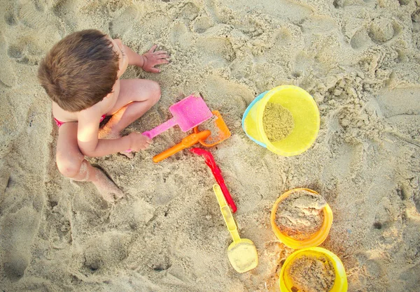 Enfant jouant à la plage — Photo