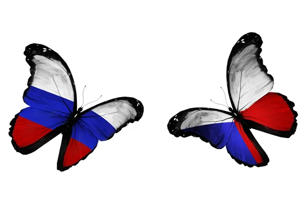 Concept - twee vlinders met Russisch en Tsjechisch vlaggen vliegen — Stockfoto