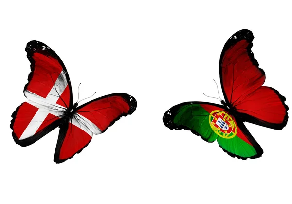 Koncept - dva motýli s dánskými a portugalských příznaky flyin — Stock fotografie