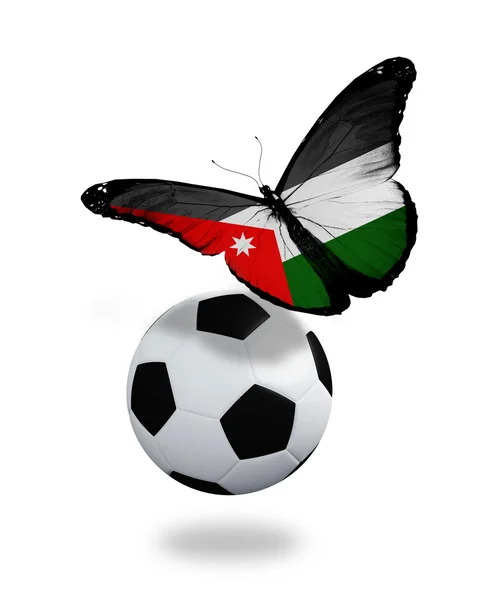 Концепция - бабочка с иорданским флагом рядом с мячом, л — стоковое фото