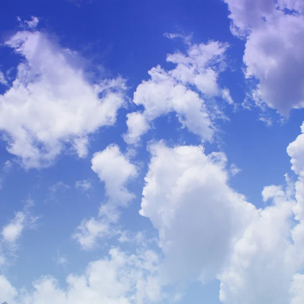 Le ciel bleu avec des nuages, fond — Photo