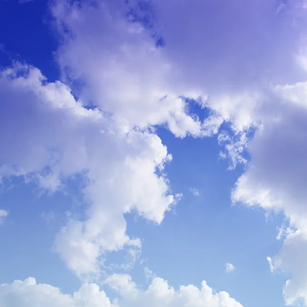 Il cielo blu con nuvole, sfondo — Foto Stock