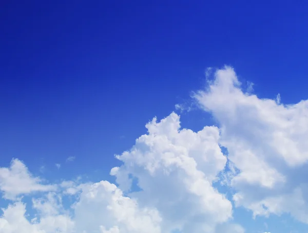 Блакитне небо з хмарами, фон — стокове фото