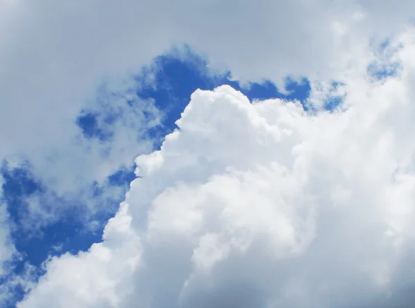Il cielo blu con nuvole, sfondo — Foto Stock