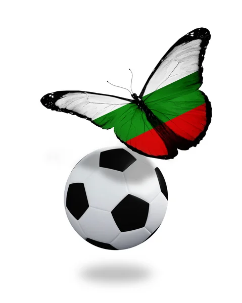 Conceito - borboleta com bandeira búlgara voando perto da bola, li — Fotografia de Stock