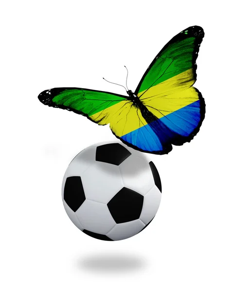 Концепция - бабочка с флагом Габона, летящим рядом с мячом, как — стоковое фото