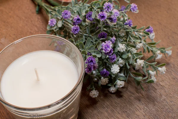 Svíčky a květiny — Stock fotografie