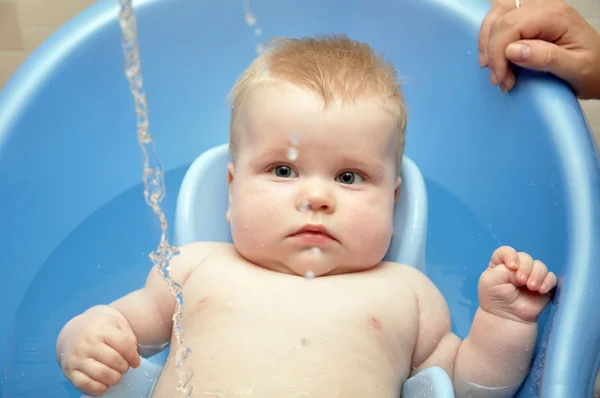 Bañar a un niño pequeño — Foto de Stock