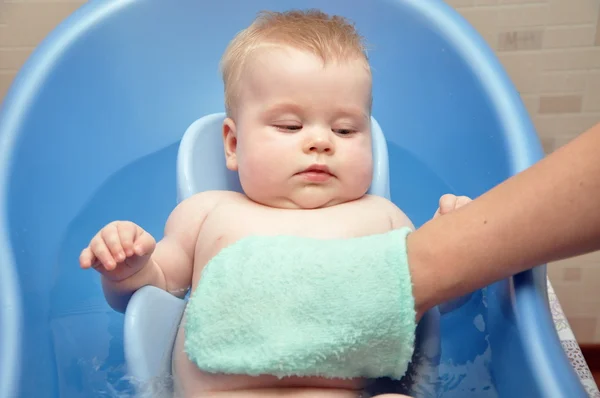 Bañar a un niño pequeño — Foto de Stock