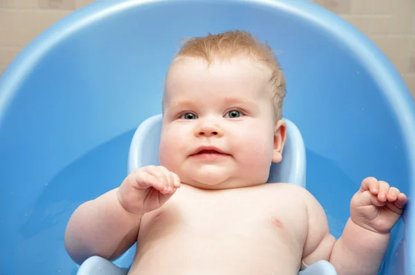 Un niño pequeño en la bañera — Foto de Stock