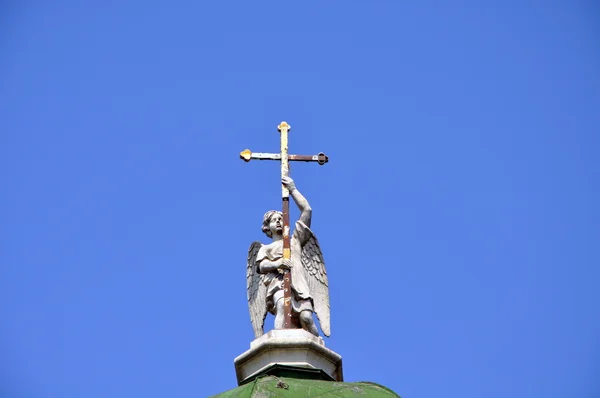 Engelskulptur, die das Kreuz stützt. — Stockfoto