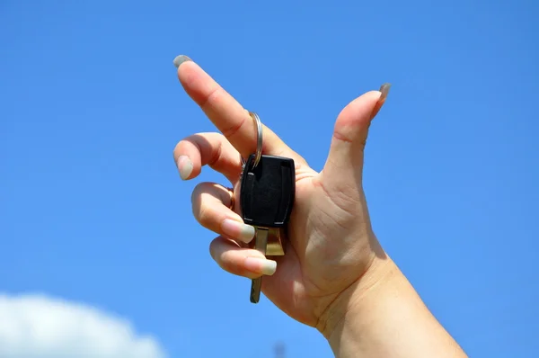 Auto sleutel in de hand — Stockfoto