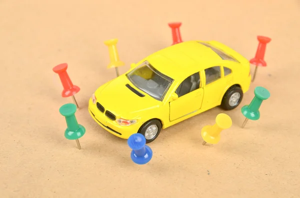 장난감 자동차와 푸시 핀 — 스톡 사진