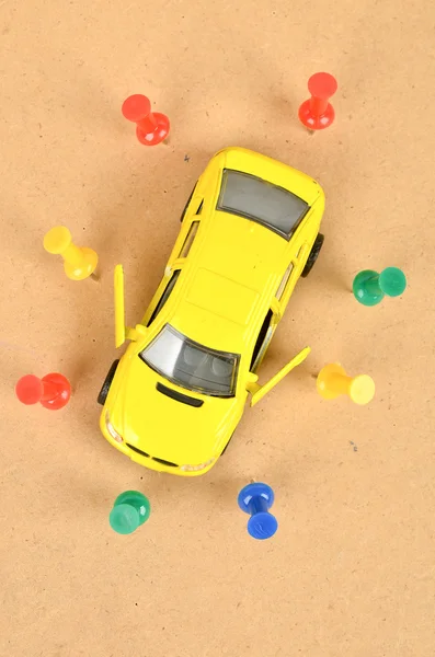 Spielzeugauto und Stecknadel — Stockfoto