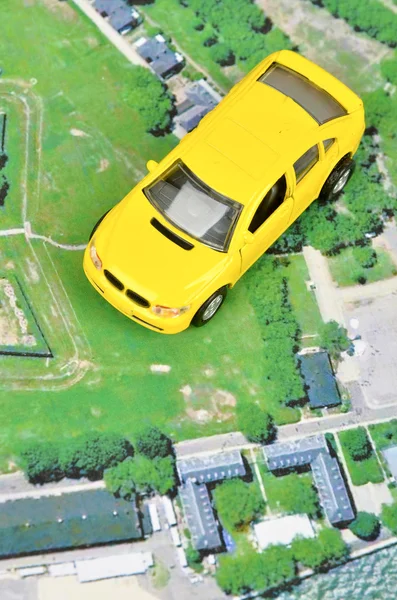 Imágenes de satélite y coche de juguete — Foto de Stock