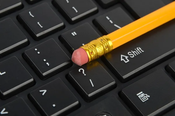 Datorns tangentbord och penna — Stockfoto