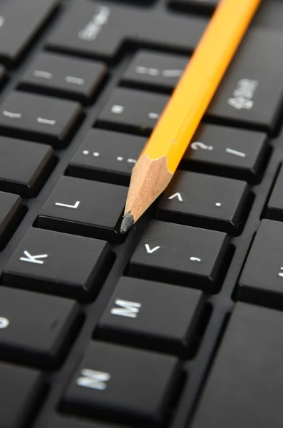 Teclado e lápis de computador — Fotografia de Stock