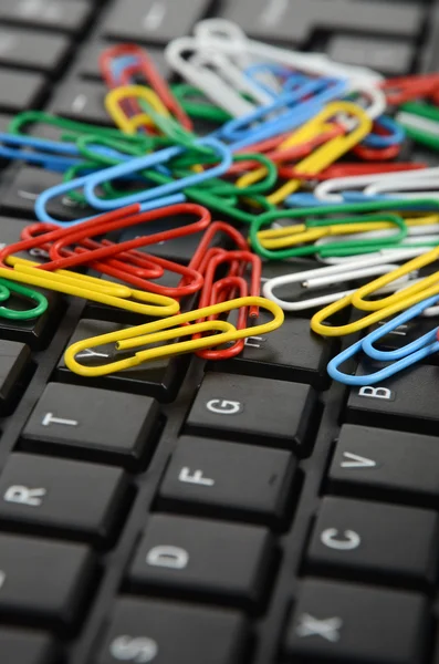 Computer keyboard and paper clips — Stock Photo, Image
