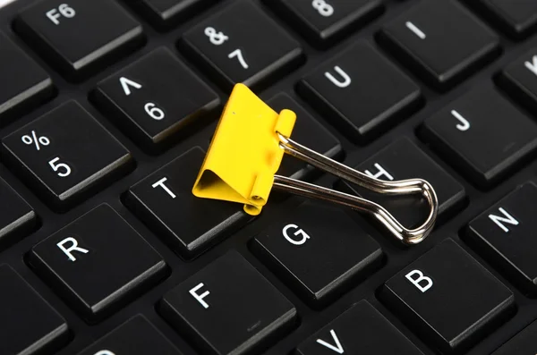 Computer keyboard and paper clip — Stock Photo, Image