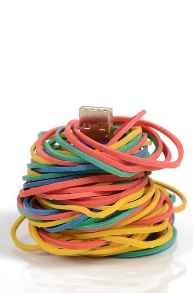 USB-schijf en rubber bands — Stockfoto