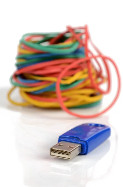 USB-schijf en rubber bands — Stockfoto