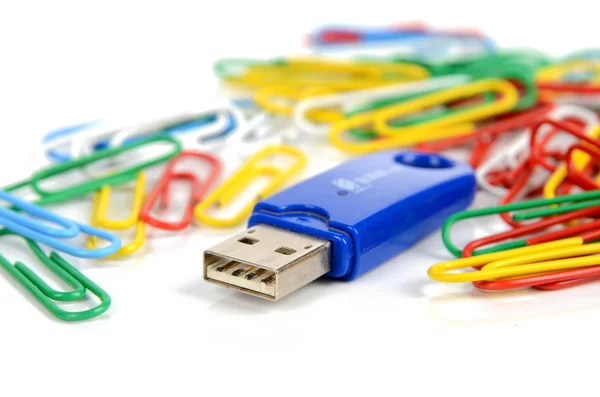 Disco USB y clip de papel — Foto de Stock
