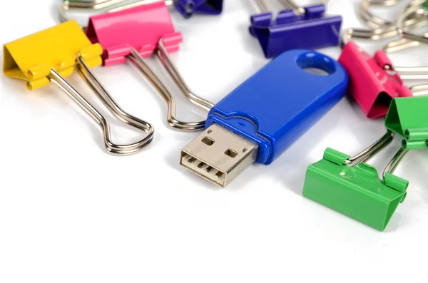 USB-schijf en papier clip — Stockfoto