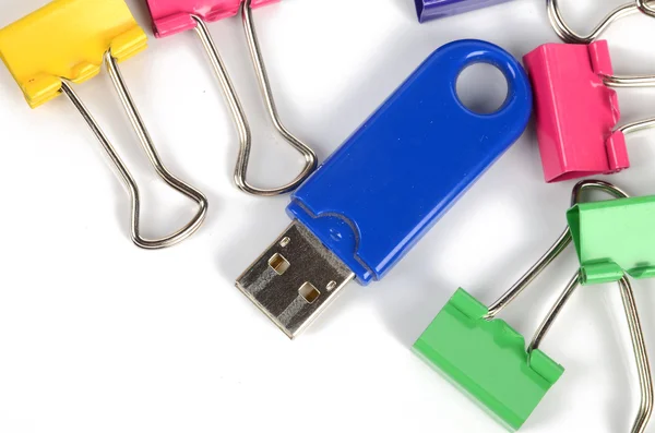 USB диск и скрепка — стоковое фото
