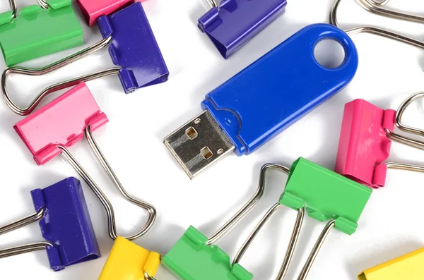 USB dysk i papier klip — Zdjęcie stockowe