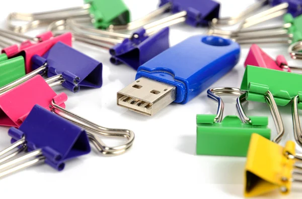 Disco USB e clipe de papel — Fotografia de Stock