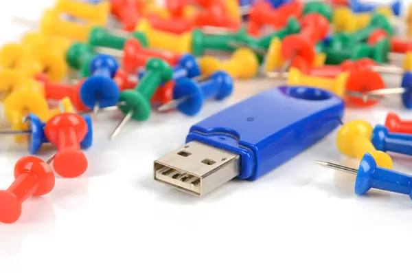 Disco USB y pin push — Foto de Stock