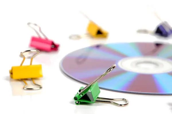 Grampos de papel e DVD — Fotografia de Stock