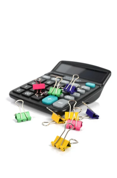 Taschenrechner und Büroklammern — Stockfoto