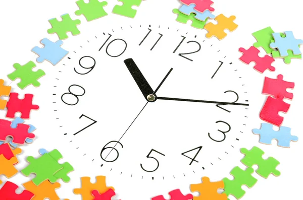 Puzzle és a óra szembenéz — Stock Fotó