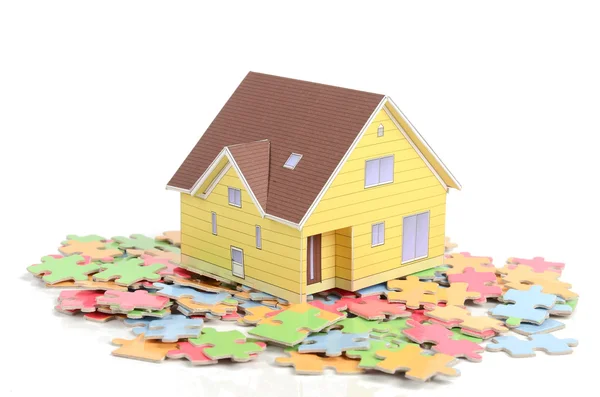 Puzzle i modelu dom — Zdjęcie stockowe