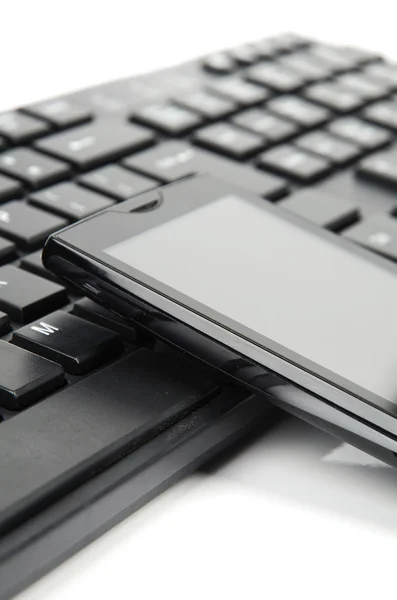 Chytrý telefon a klávesnice — Stock fotografie