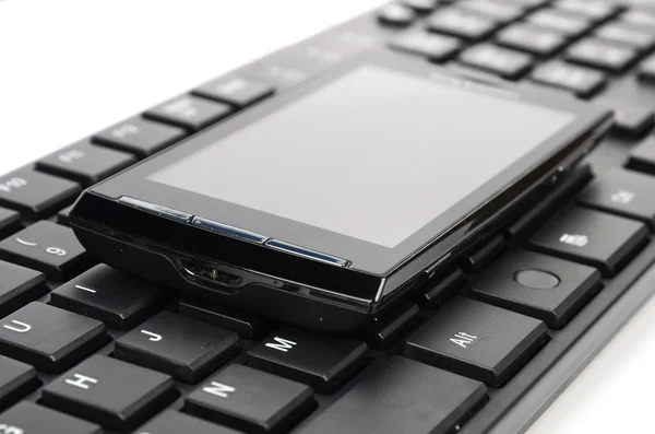 Smartphone und Tastatur — Stockfoto
