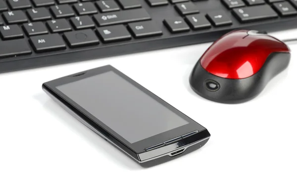 Teléfono inteligente y teclado con ratón de ordenador — Foto de Stock