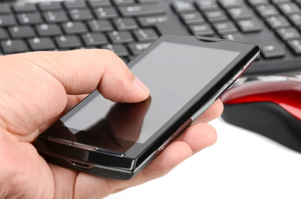 Chytrý telefon a klávesnice s počítačovou myš — Stock fotografie