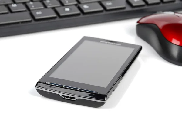 Smart phone e tastiera con mouse del computer — Foto Stock