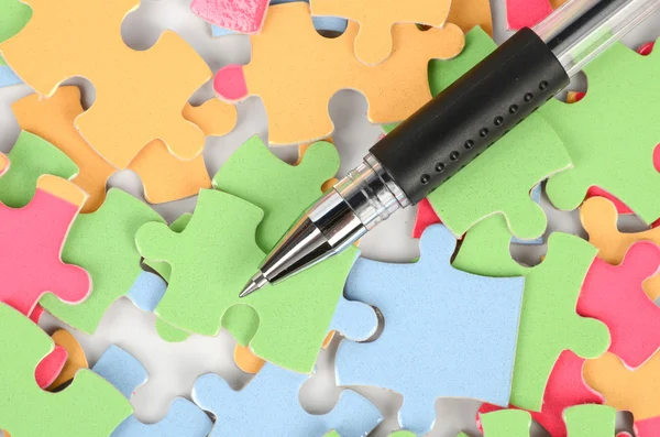 Pen and puzzle — Stock Photo, Image