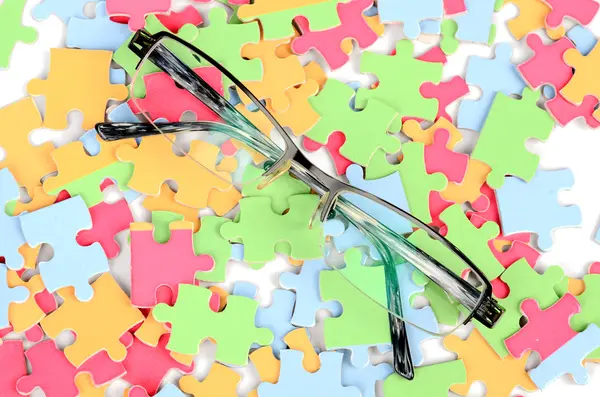 Brýle a puzzle — Stock fotografie