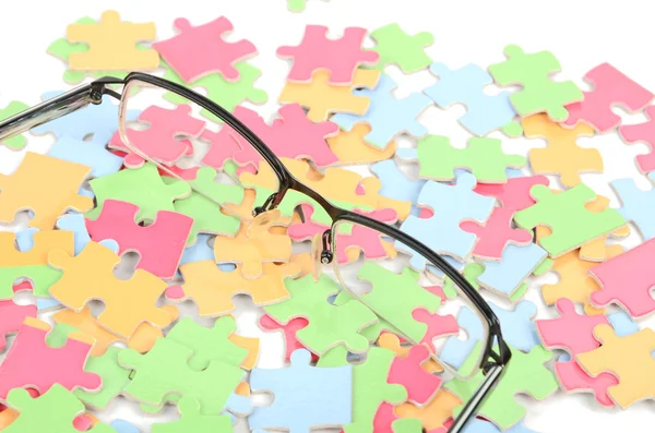 Brille und Puzzle — Stockfoto